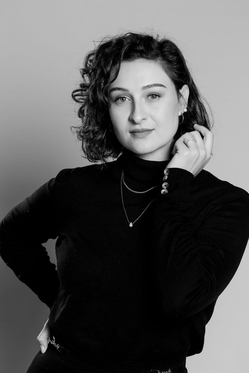 Anke, Senior Editor at CinaStage Studios